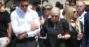 Αλεξάνδρα Νικολαΐδου: Συγκλονιστική παρουσία στην κηδεία της μητέρας της – Στηριζόμενη από τον εγγονό της