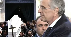 «Έσπασε» μόλις είδε το λευκό φέρετρο της κόρης του: Πόνος ψυχής για την οικογένεια Σαμάρα στην κηδεία της Λένας