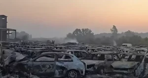 550 αυτοκίνητα τυλίχθηκαν στις φλόγες και καταστράφηκαν ολοσχερώς, αφήνοντας πίσω τους ένα τοπίο που μοιάζει βγαλμένο από σενάριο καταστροφής