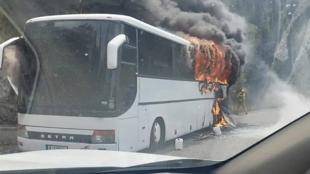 Φωτιά σε τουριστικό λεωφορείο στην Κέρκυρα – Σώθηκαν οι επιβάτες