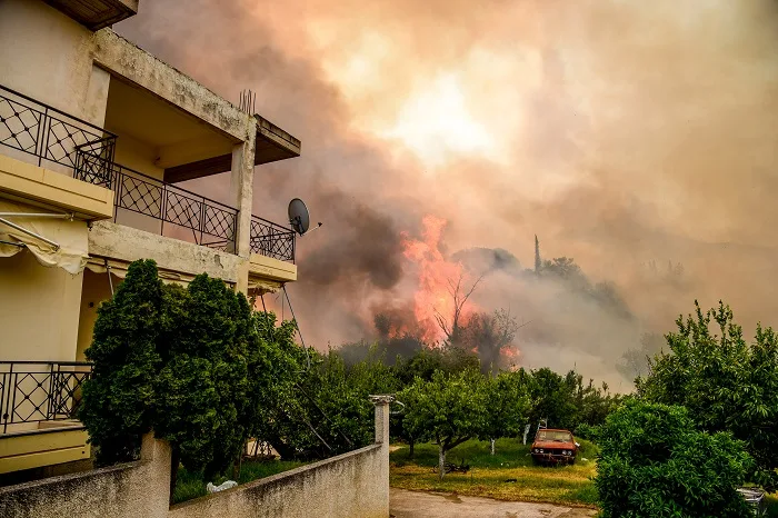 Τρεις συλλήψεις για εμπρησμό στην μεγάλη πυρκαγιά της Πάτρας – Μία προσαγωγή στην Αρόη