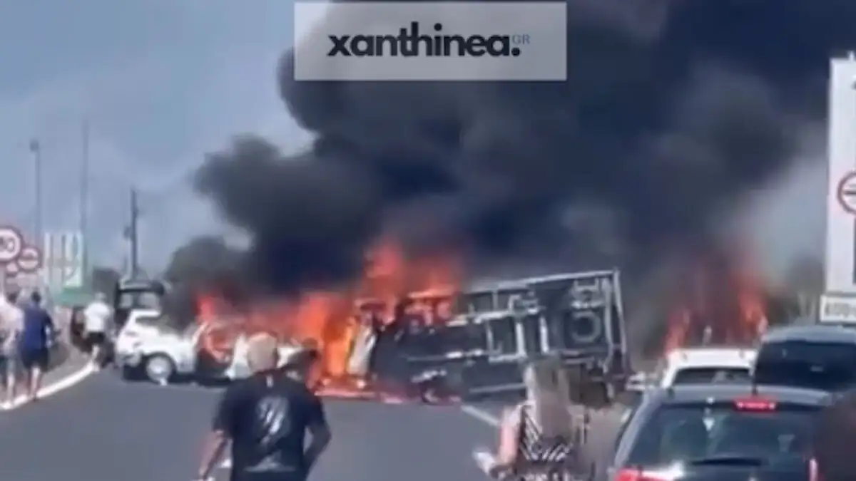 Φορτηγό «καρφώθηκε» σε σταματημένα αυτοκίνητα – Τροχαίο δυστύχημα με 3 νεκρούς