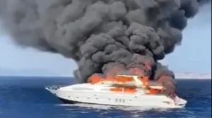 Στις φλόγες παραδόθηκε και βυθίστηκε γιοτ