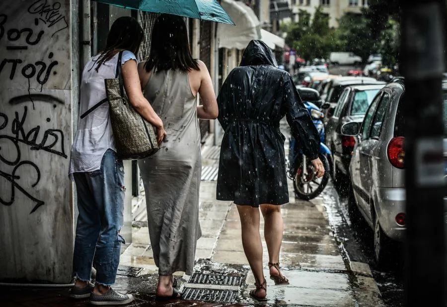 Τοπικές βροχές και θερμοκρασίες έως 34 βαθμούς σήμερα