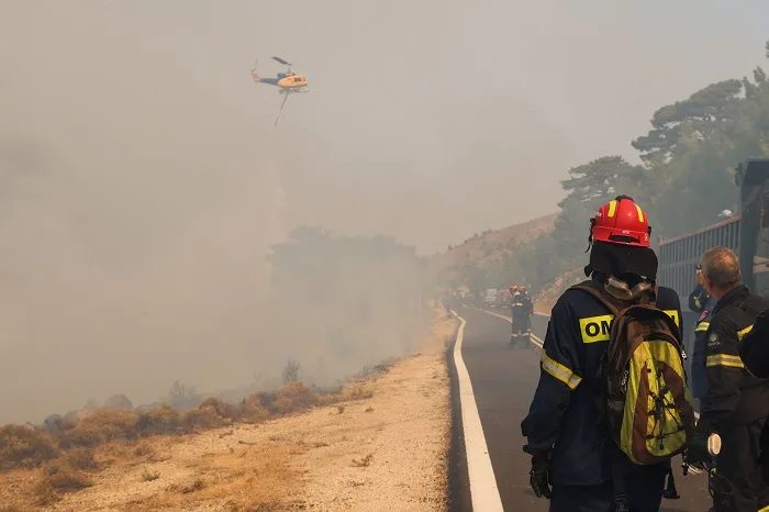 Βελτιωμένη εικόνα στα μέτωπα των πυρκαγιών σε Αχαΐα, Πρέβεζα, Χίο και Ζάκυνθο – Σε ύφεση η πυρκαγιά στη Ζαχάρω