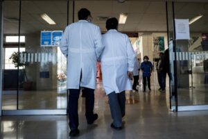 Γεωργιάδης: Διαψεύδει τα στοιχεία του Πανελλήνιου Ιατρικού Συλλόγου για τις αποχωρήσεις και τις προσλήψεις γιατρών