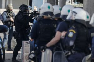 Αστυνομική επιχείρηση με 17 συλλήψεις σε καταυλισμό Ρομά στον Ασπρόπυργο έπειτα από άγρια συμπλοκή με πυροβολισμούς