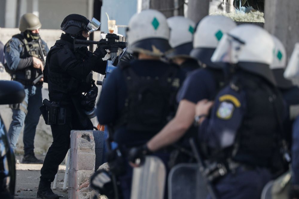 Αστυνομική επιχείρηση με 17 συλλήψεις σε καταυλισμό Ρομά στον Ασπρόπυργο έπειτα από άγρια συμπλοκή με πυροβολισμούς