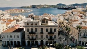 Σύρος: Η «επιτομή της κομψότητας» για τους Γάλλους ταξιδιώτες