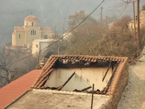 Μάχη με τις φλόγες στη Χίο – Ξεκινά αύριο η καταγραφή των ζημιών