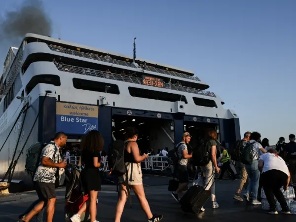 Σε εξέλιξη η μεγάλη έξοδος του Αυγούστου – Αδειάζουν οι πόλεις, γεμίζουν οι παραλίες