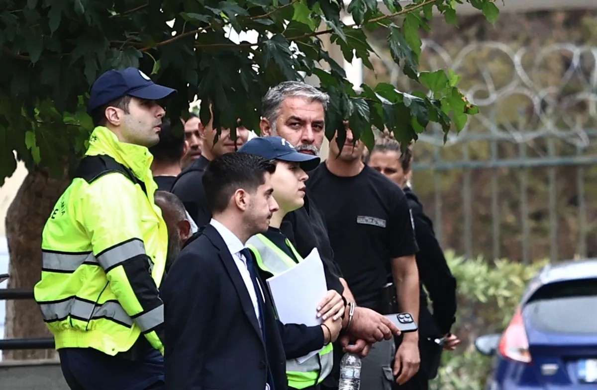 Βασίλης Μπισμπίκης: Η μυστηριώδης γυναίκα που ήταν στο σπίτι του, υποδέχτηκε τους αστυνομικούς και παρουσιάστηκε… ως κόρη του