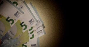 ΤΡΕΧΟΥΝ ΣΤΑ ΑΤΜ ΑΠΟ ΤΑ ΧΑΡΑΜΑΤΑ ΟΙ ΕΛΛΗΝΕΣ – ΕΒΑΛΑΝ ΣΗΜΕΡΑ ΕΚΤΑΚΤΩΣ ΤΑ ΛΕΦΤΑ