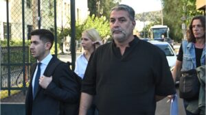 Το διέρρευσαν: Αυτή η πασίγνωστη γυναίκα βρισκόταν μέσα στο σπίτι του Μπισμπίκη και άνοιξε στους αστυνομικούς – Είπε ότι είναι… κόρη του