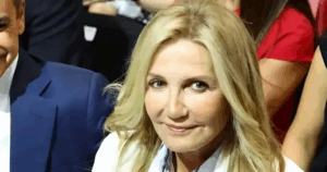 Η εντυπωσιακή εμφάνιση της Μαρέβας και ο συμβολισμός του λευκού κουστουμιού