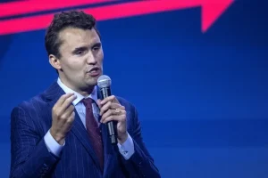 ΗΠΑ: Οι περιοδείες, οι ομιλίες και η διαδικτυακή ραδιοφωνική εκπομπή του Τσαρλι Κερκ θα συνεχιστούν υποσχέθηκε η σύζυγός του Έρικα Κερκ