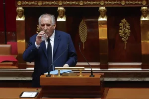 Γαλλία: Σε εξέλιξη η κρίσιμη συνεδρίαση της Εθνοσυνέλευσης – Στις 20:00 η έναρξη ψηφοφορίας