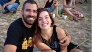 Βαρύ πένθος στην κηδεία του ζευγαριού που σκοτώθηκε στο Αλιβέρι: “Δύο άγγελοι που αποφάσισαν να μη χωρίσουν ούτε στη ζωή ούτε στον θάνατο”