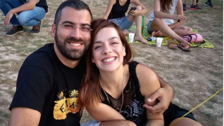 Βαρύ πένθος στην κηδεία του ζευγαριού που σκοτώθηκε στο Αλιβέρι: “Δύο άγγελοι που αποφάσισαν να μη χωρίσουν ούτε στη ζωή ούτε στον θάνατο”