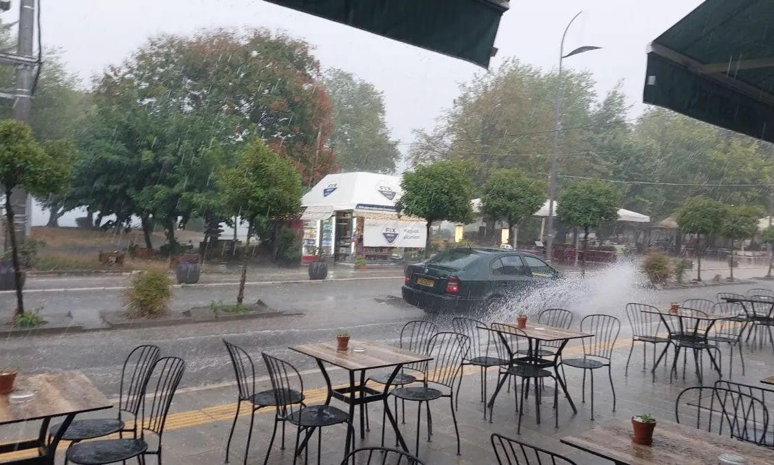Ξαφνικό μπουρίνι σε πασίγνωστη πόλη της χώρας – Άνοιξαν οι ουρανοί μέρα μεσημέρι