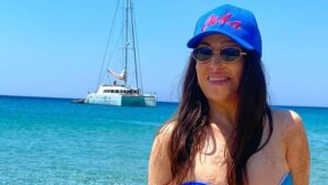 Η Ιωάννα Παλιοσπύρου έκανε βραδινό μπάνιο σε πισίνα γεμάτη «διαμάντια» και όλοι παραμιλούσαν με τη σιλουέτα της