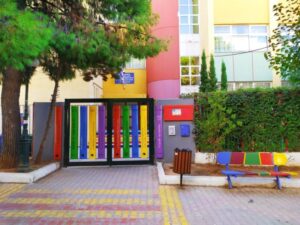 Το δημοτικό σχολείο που στα διαλείμματα παίζει Χατζιδάκι και στους τοίχους του βλέπεις πίνακες των Πικάσο, Τσαρούχη και Ντα Βίντσι