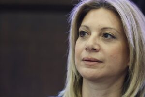 «Βολές» Καρυστιανού σε Άδωνι: «Σας ξεμπροστιάζω»