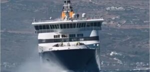 ΕΚΤΑΚΤΗ ΕΙΔΗΣΗ ΓΙΑ ΤΟ BLUE STAR NAXOS, EΦΥΓΕ ΑΠΟ ΤΗΝ ΠΑΡΟ ΓΕΜΑΤΟ ΚΟΣΜΟ – ΔΙΝΕΙ ΜΑΧΗ ΜΕ ΑΓΡΙΑ ΚΥΜΑΤΑ ΚΑΙ ΜΠΟΦΟΡ