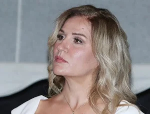 Οι δuσκολες ώρες για την Μπεσυ Μαλφα, ο ογκοs στο κεφάλι και η μεγάλη μαxη