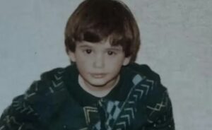 Δεν τον αναγνώρισε κανένας: Το γλυκό αγopάκι που ποζάρει στη φωτογραφία, σήμερα είναι ο πιο όμορφος Έλληνας ηθοποιός, τον βλέπουν και λιώνουν οι γυναίκες