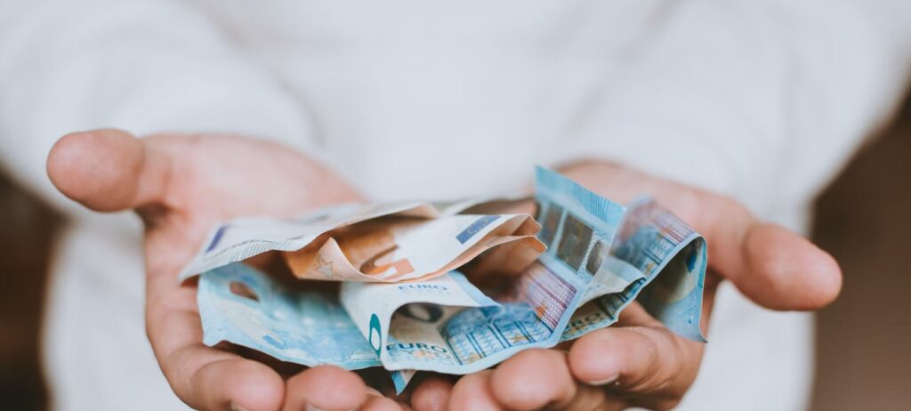 ΣΤΑ ΑΤΜ ΑΠΟ ΝΩΡΙΣ ΑΥΡΙΟ ΤΟ ΠΡΩΙ ΧΙΛΙΑΔΕΣ ΕΛΛΗΝΕΣ – ΜΠΑΙΝΟΥΝ ΤΑ ΛΕΦΤΑ ΣΤΟΥΣ ΛΟΓΑΡΙΑΣΜΟΥΣ