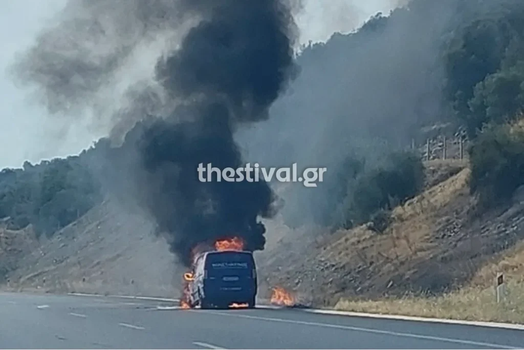 EKTAKTO – Φορτηγό άρπαξε φωτιά στην Εγνατία – Επεκτάθηκε η φωτιά σε θάμνους