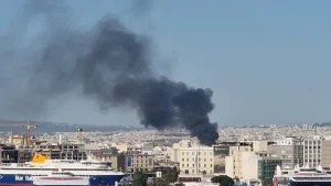 Φωτιά στου Ρέντη: Επιχειρούν δυνάμεις της πυροσβεστικής