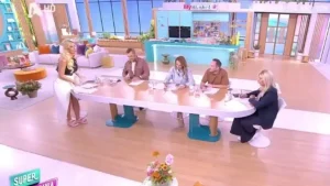 Κατερίνα Καινούργιου: H εγκυμοσύνη «μιλά», έβγαλε τα τακούνια και φόρεσε ροζ παντόλφες στο πλατό – «Δεν μπορώ! Συγγνώμη…»