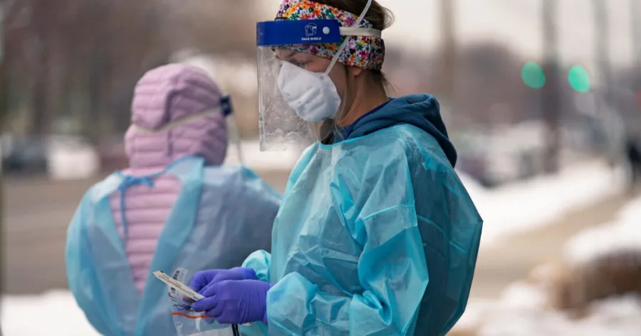 Ο κορωνοϊός… επέστρεψε: Μεγάλη ανησυχία για την μετάλλαξη XFG – Το «ύπουλο» ξαφνικό σύμπτωμα που προβληματίζει τους γιατρούς