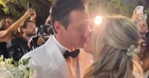 Παντρεύτηκαν ο Πάνος Καλίδης και η Λεάννα Μάρκογλου – Η άφιξη της νύφης και το φιλί