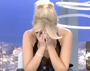 Με άλλη μύτη, άλλα χείλη και μαλλί “καρπολάχανο”: H Φαίη Σκορδά στη πρώτη της τηλεοπτική εμφάνιση ήταν μια άλλη