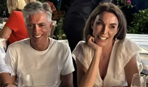 Ιέρεια του στυλ η Τατιάνα Στεφανίδου – Εμφανίστηκε με λευκό σανδάλι 610 εupώ για να φάει παϊδάκια και…