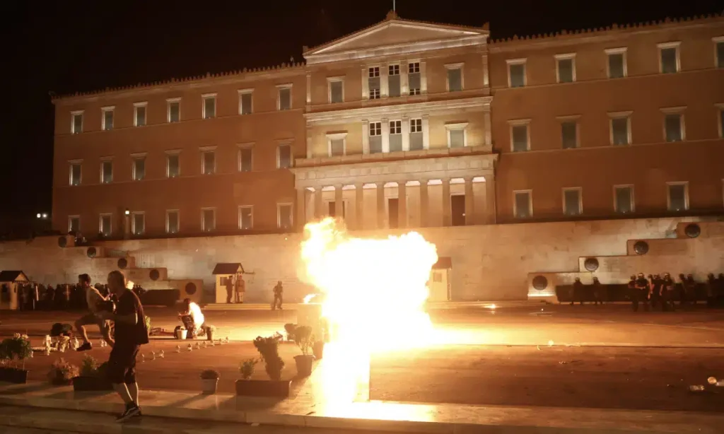 EKTAKTO TΩΡΑ – TPOMOΣ ΣΤΟ ΣΥΝΤΑΓΜΑ – ΕΠΕΙΣΟΔΙΑ ΓΙΑ ΤΑ ΤΕΜΠΗ