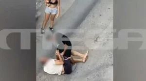 Βίντεο-σοκ: 14χρονος ξυλοκοπεί 60χρονο που του έκανε παρατήρηση