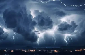 Έρχεται ακραία και επικίνδυνη καταιγίδα 24 ωρών – Οι 7 περιοχές που είναι στο «κόκκινο»