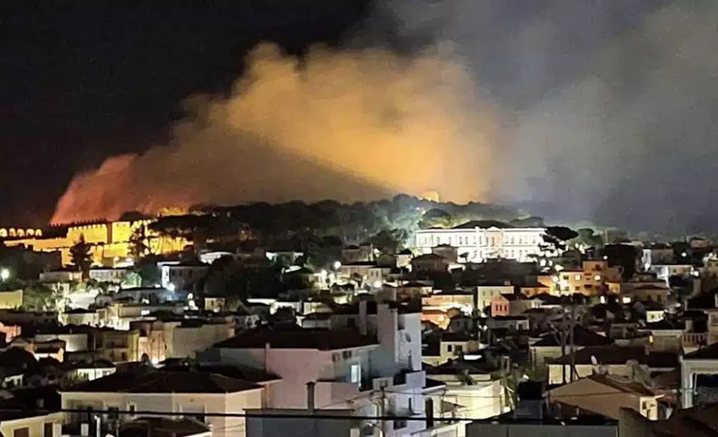 ΜΕΓΑΛΗ ΦΩΤΙΑ ΣΕ ΝΗΣΙ ΜΑΣ ΤΩΡΑ ΚΟΝΤΑ ΣΕ ΣΠΙΤΙΑ – ΣΥΝΑΓΕΡΜΟΣ ΣΤΗΝ ΠΥΡΟΣΒΕΣΤΙΚΗ