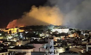 ΜΕΓΑΛΗ ΦΩΤΙΑ ΣΕ ΝΗΣΙ ΜΑΣ ΤΩΡΑ ΚΟΝΤΑ ΣΕ ΣΠΙΤΙΑ – ΣΥΝΑΓΕΡΜΟΣ ΣΤΗΝ ΠΥΡΟΣΒΕΣΤΙΚΗ