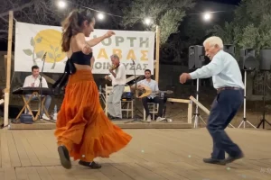 Σχοινούσα: Πέθανε ο 92χρονος Γιώργος Κωβαίος, που συγκίνησε με τον χορό με την εγγονή του