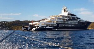 ‘Εκτακτη τραγωδια: Βυθίζεται τώρα πολυτελής θαλαμηγός αξίας 800.000 ευρώ