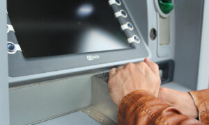 Το μυστικό που πρέπει να ξέρετε πριν φύγετε από ATM με χρήματα