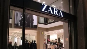 Το μπουφάν–έκπληξη από τα Zara που θα βλέπεις παντού φέτος: ήδη γίνεται ανάρπαστο!