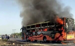 ΤΡΑΓΩΔΙΑ ΤΩΡΑ: ΛΕΩΦΟΡΕΙΟ ΓΕΜΑΤΟ ΚΟΣΜΟ ΤΥΛΙΧΤΗΚΕ ΣΤΙΣ ΦΛΟΓΕΣ – ΤΟΥΛΑΧΙΣΤΟΝ 19 ΝΕΚΡΟΙ