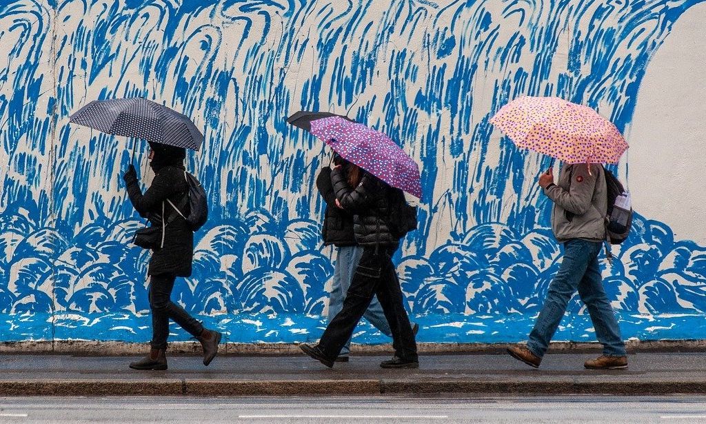 ΕΚΤΑΚΤΟ ΑΝΑΚΟΙΝΩΘΕΝ ΚΑΙΡΟΥ: ΕΡΧΟΝΤΑΙ ΙΣΧΥΡΕΣ ΒΡΟΧΕΣ ΤΙΣ ΕΠΟΜΕΝΕΣ ΩΡΕΣ – ΟΙ ΠΕΡΙΟΧΕΣ ΠΟΥ ΘΑ «ΠΝΙΓΟΥΝ»