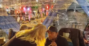 Η στιγμή που ο Πάνος Ρούτσι τρώει την πρώτη μπουκιά μετά την απεργία πείνας – Η φωτό που κάνει τον γύρο του διαδικτύου